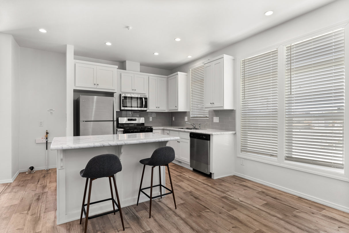 PACIFIC DUPLEX 3 - 3BD X 2BA 1,940 SQFT