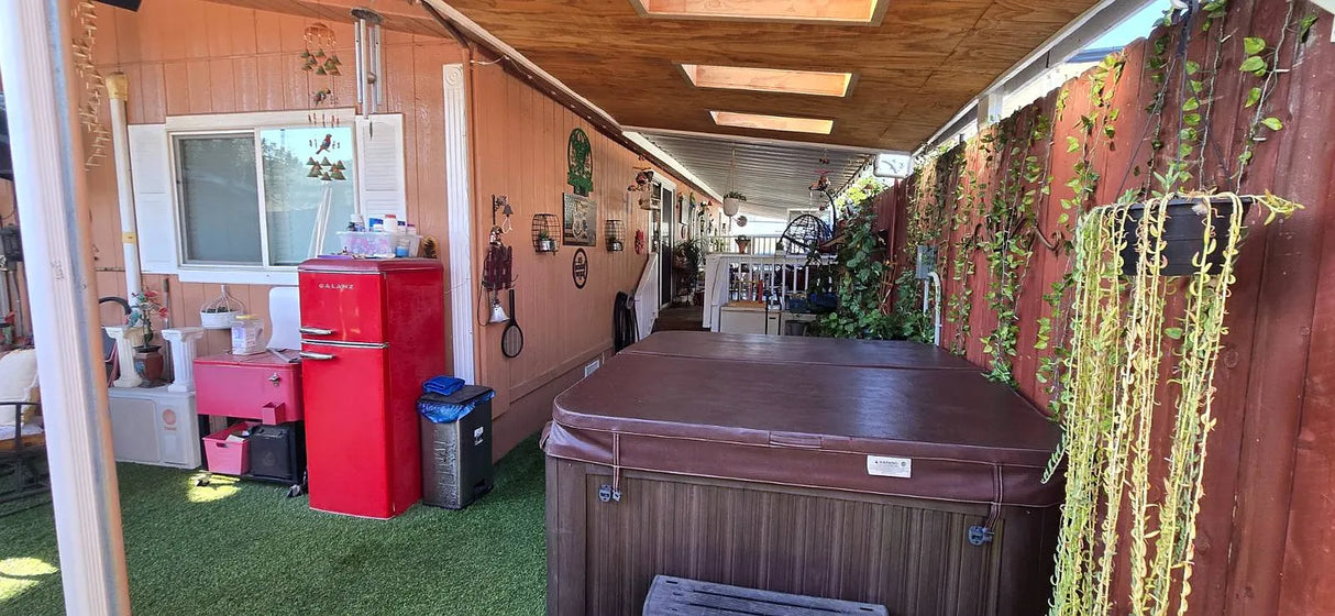 Pecan Park, Space 100