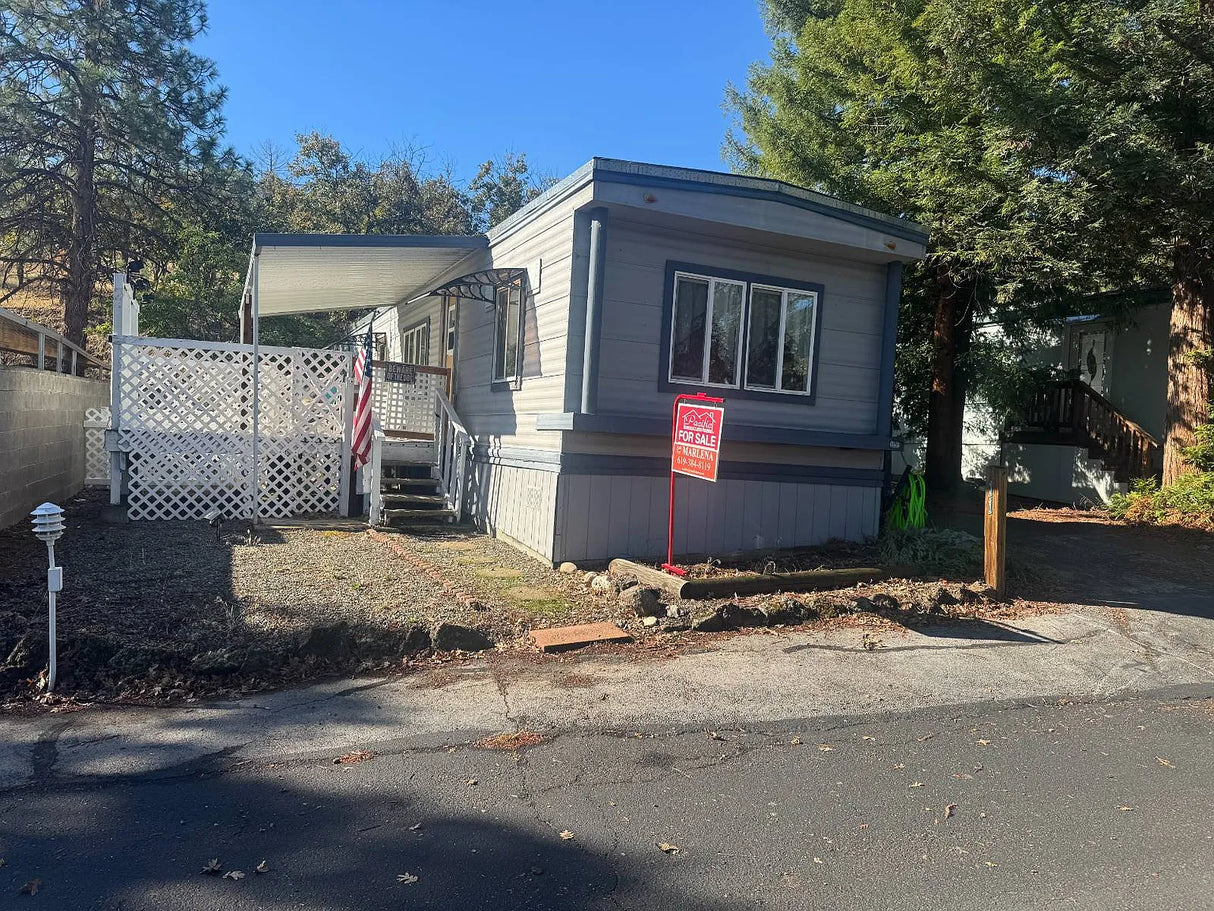 Oakridge Mobile Estates, Space 11