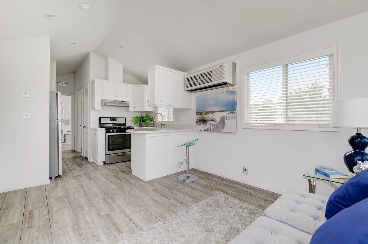 Pacific Beach Park 1BD & 1BA 399 SQFT