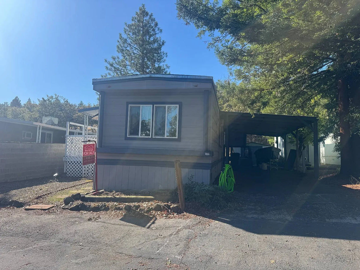 Oakridge Mobile Estates, Space 11