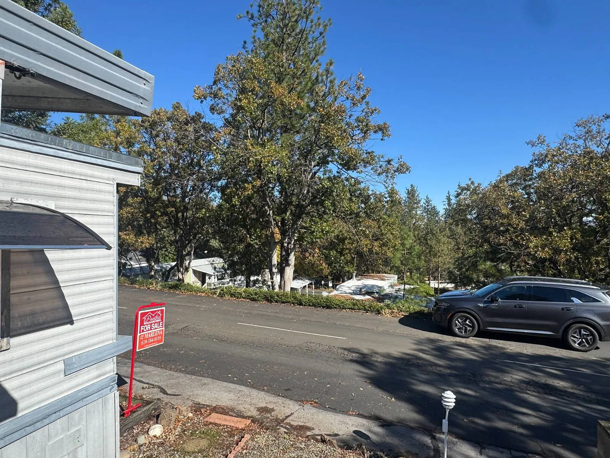 Oakridge Mobile Estates, Space 11