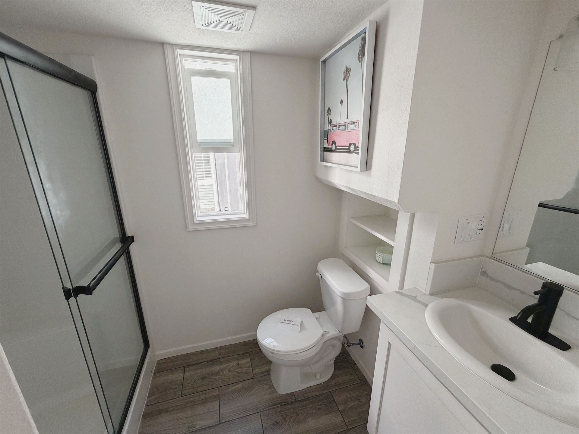 Pacific Acorn 10 bathroom