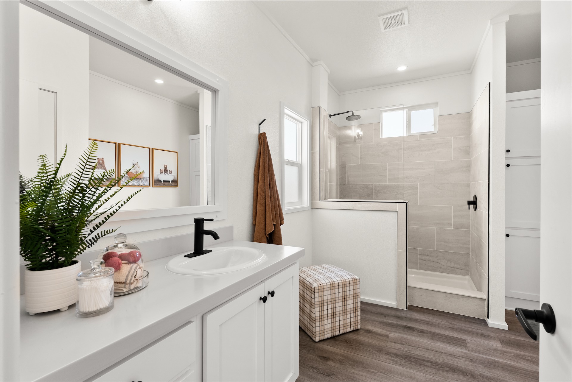 Pacific Peak 6 Primary Bath 1