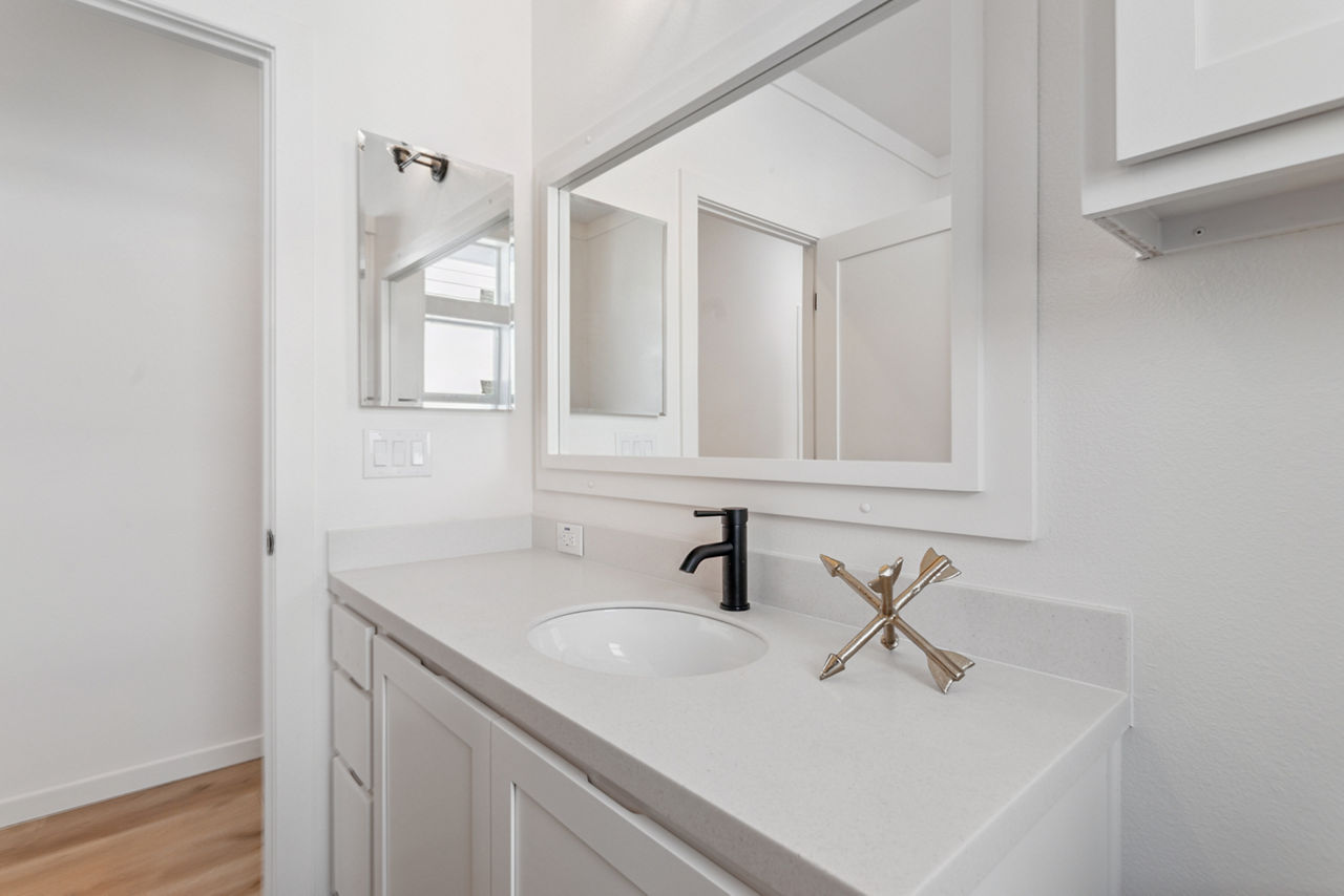 Pacific Triumph secondary bathroom 2